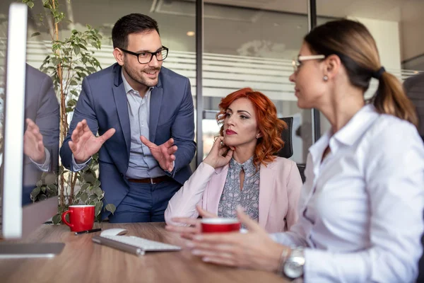 Wizualizacja dziennika finansowego na tablecie